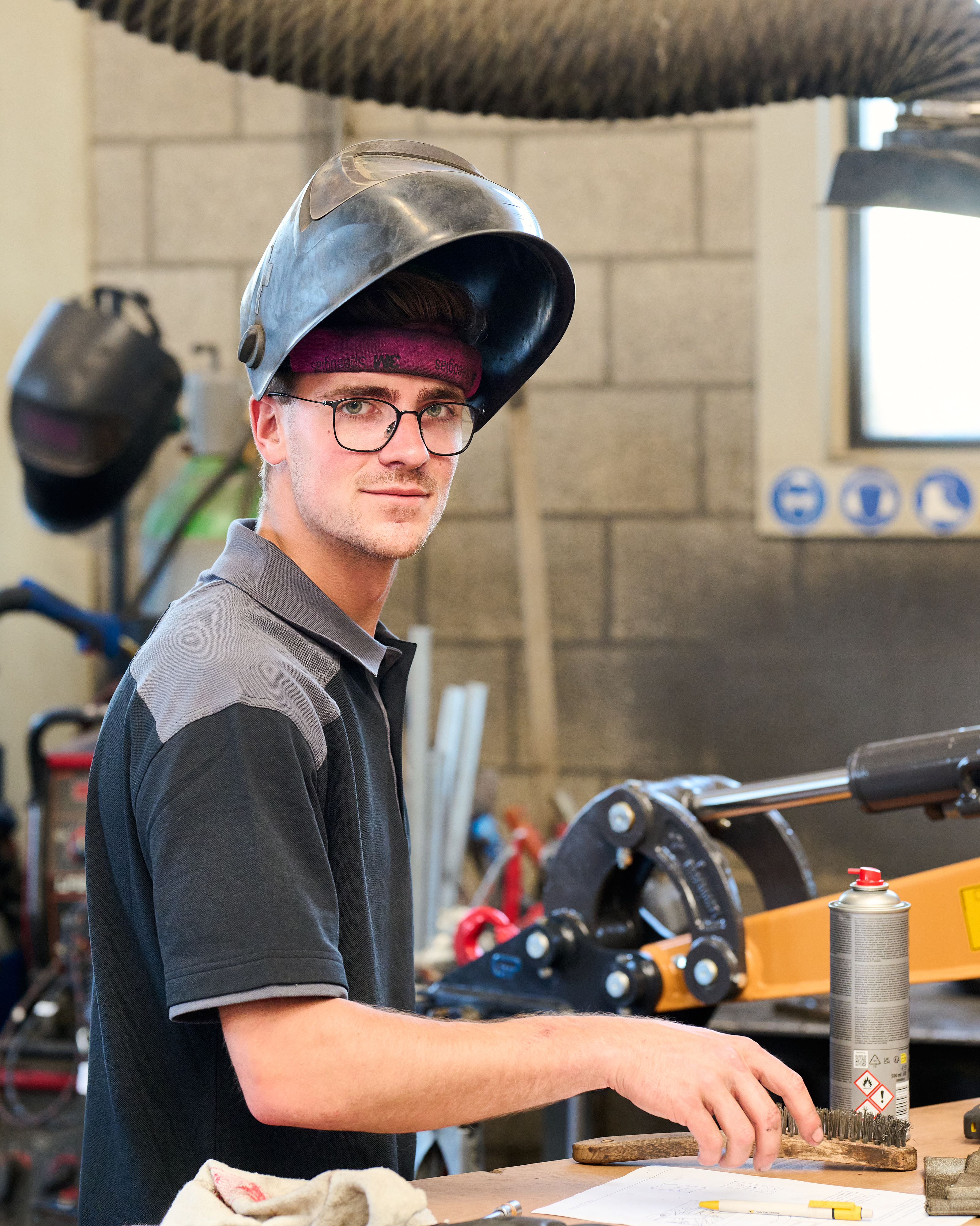 Portret van vakman in werkplaats