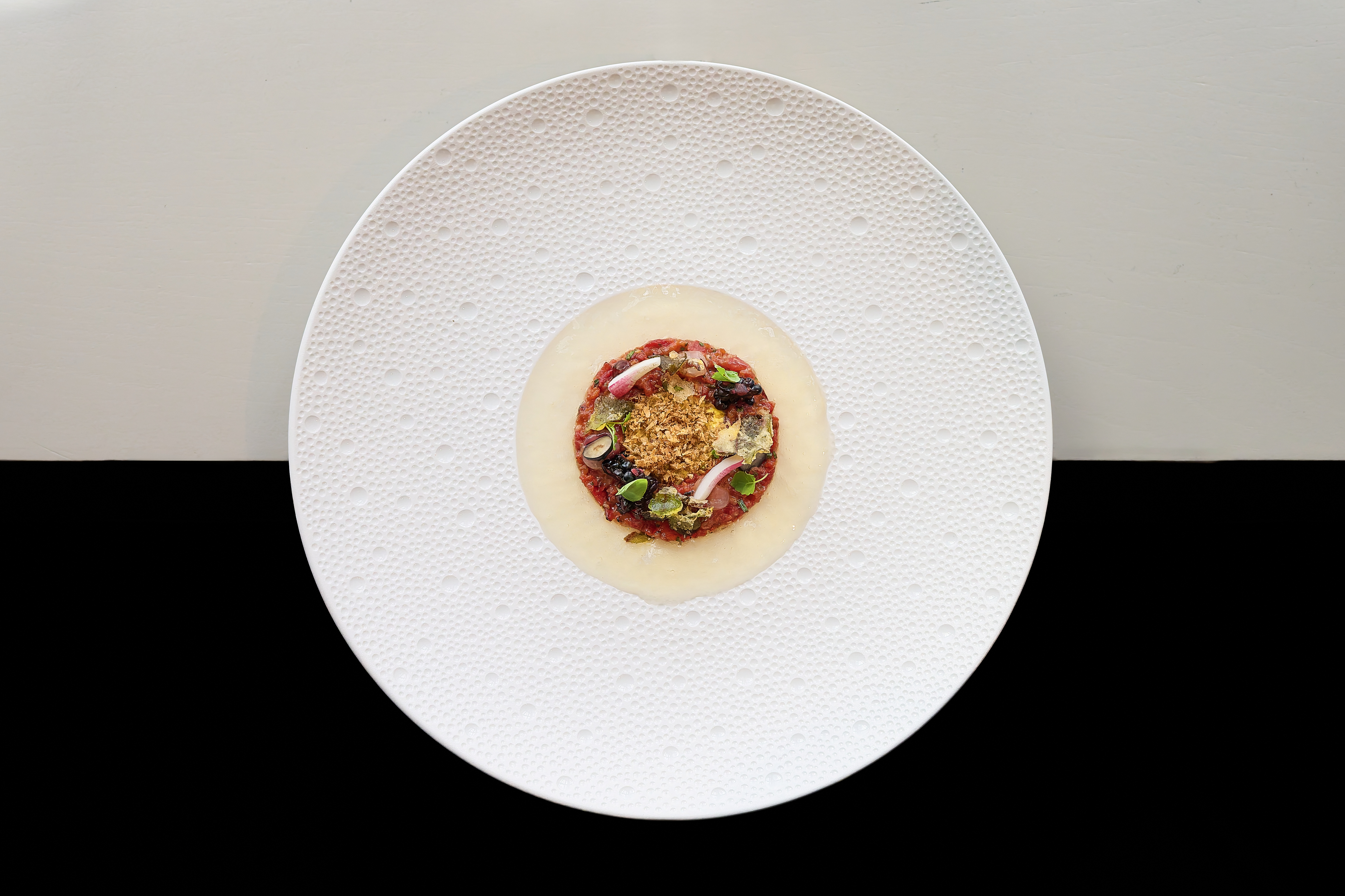 Gerecht op wit servies