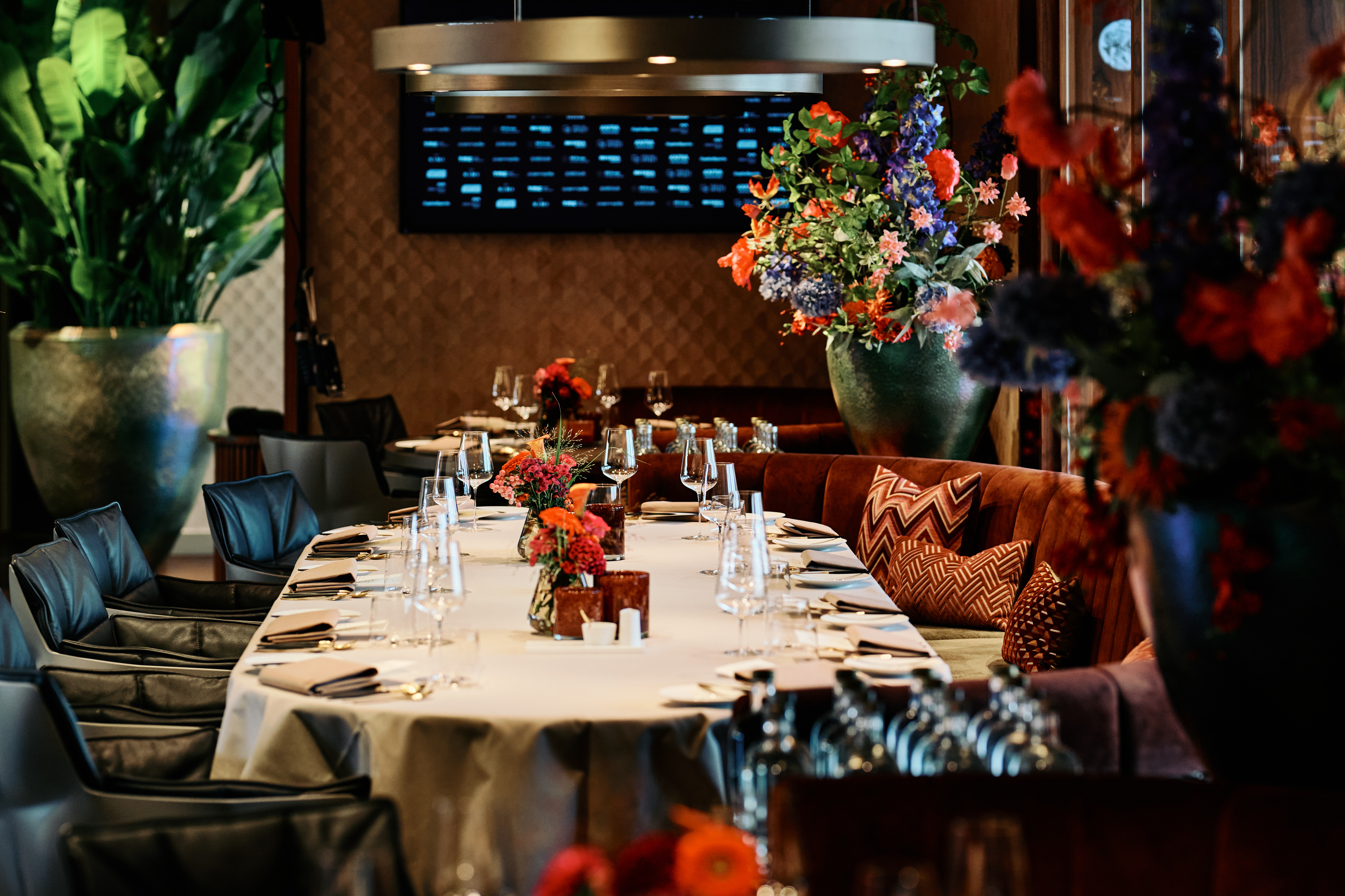 Culinaire tafelsetting met glaswerk en bloemen