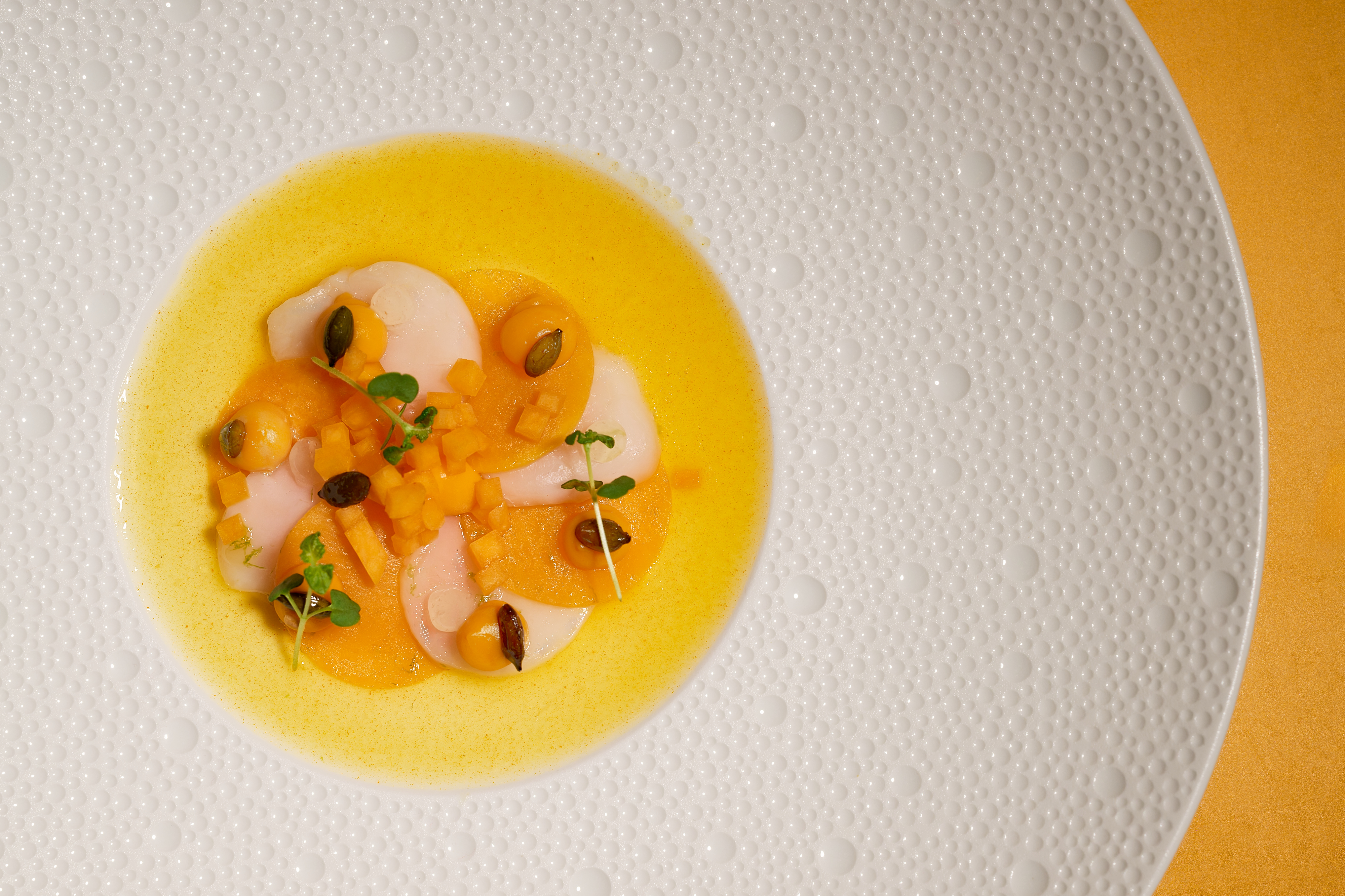 Gerecht met gele saus