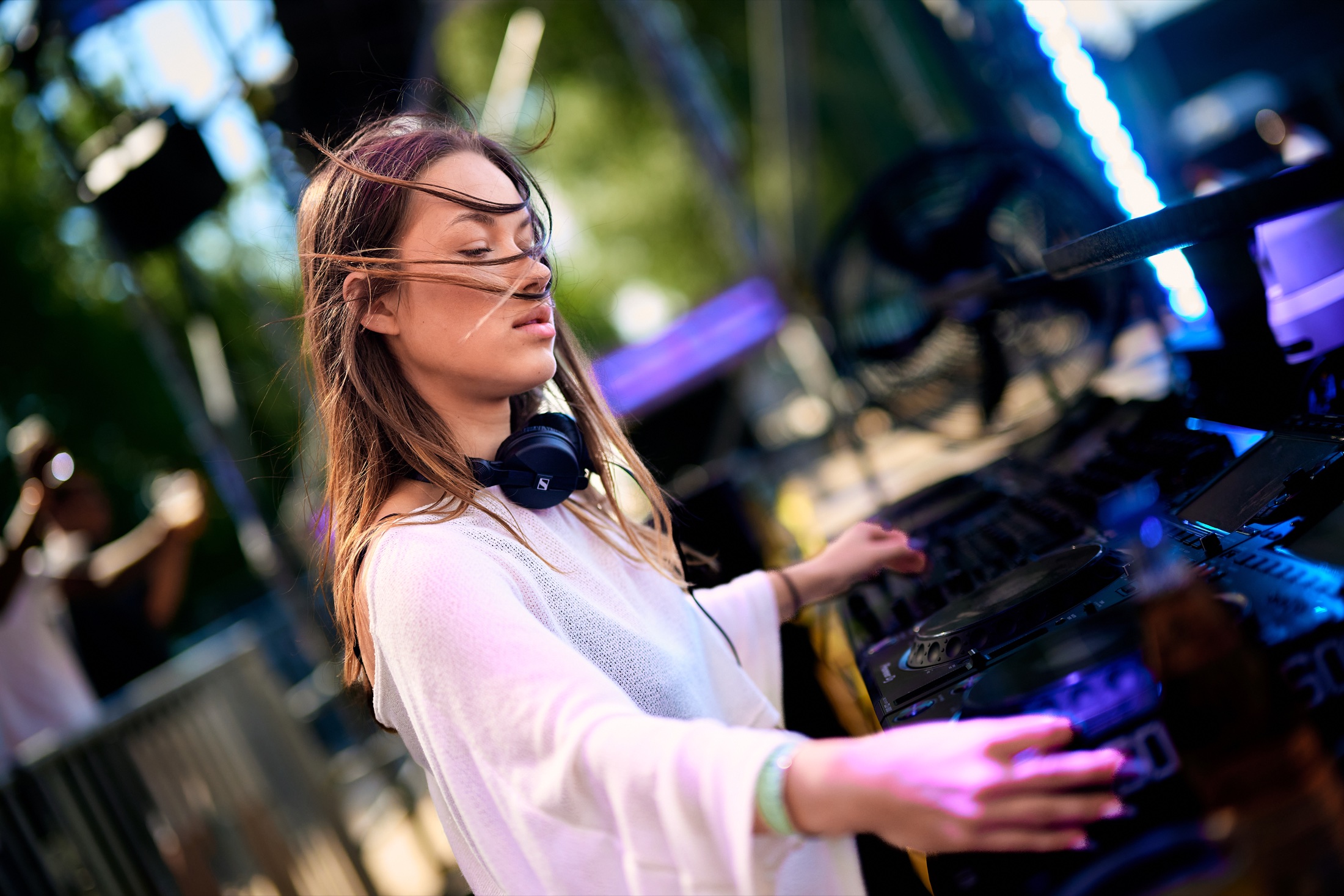 Festivalpodium met rode lichtwand en publiek